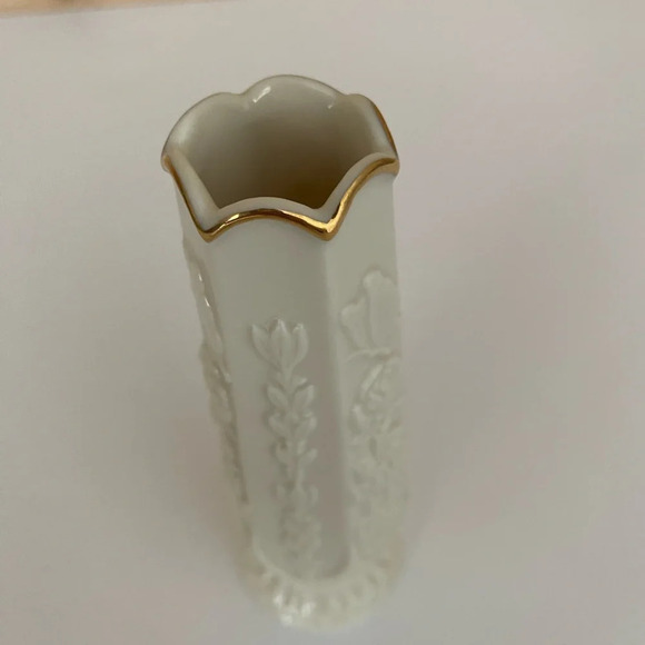 Lenox 5.5" Ivory Bud Vase with 24K Gold Trim & Floral Butterfly Design - Picture 5 of 6